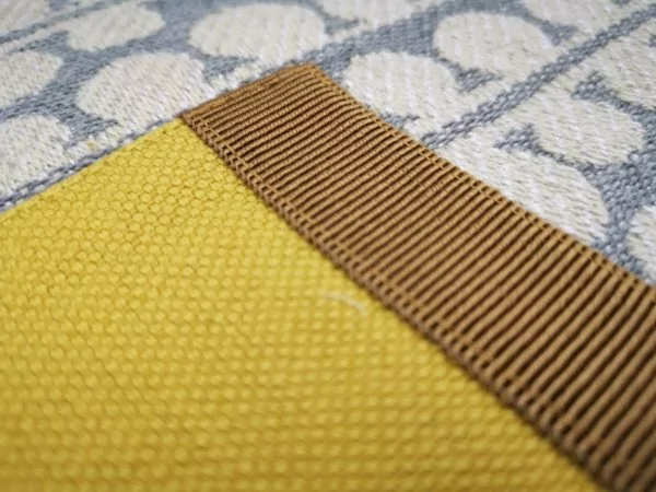 Tovaglietta in Lino disegno Bouclé colore grigio e giallo limone, con tasca giallo limone e canetè cammello - immagine 3