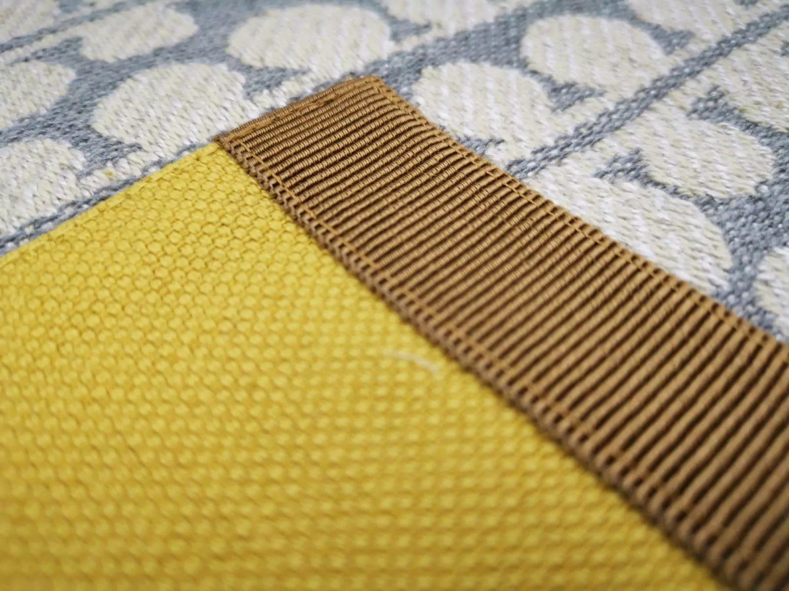 Tovaglietta in Lino disegno Bouclé colore grigio e giallo limone, con tasca giallo limone e canetè cammello - immagine 3