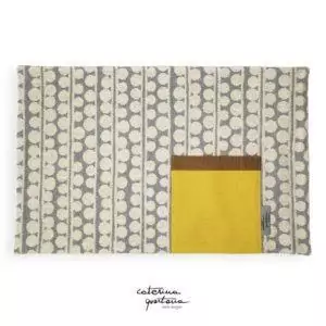 Tovaglietta in Lino disegno Bouclé colore grigio e giallo limone, con tasca giallo limone e canetè cammello