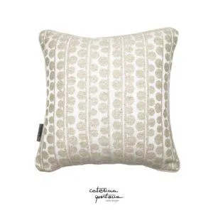 Cuscino Caterina Quartana Funzionale e decorativo il cuscino in tessuto CQ disegno bouclè, questo accessorio permette di dare un tocco di design e unicità. Prodotto realizzato a mano in Italia.