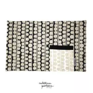 Funzionale e decorativa la tovaglietta in tessuto CQ disegno bouclè, la sua doppia faccia permette la facilità di abbinamento