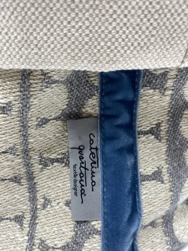 Cestino in Lino disegno Bouclé color grigio ed écru, nastro in velluto carta da zucchero - immagine 2
