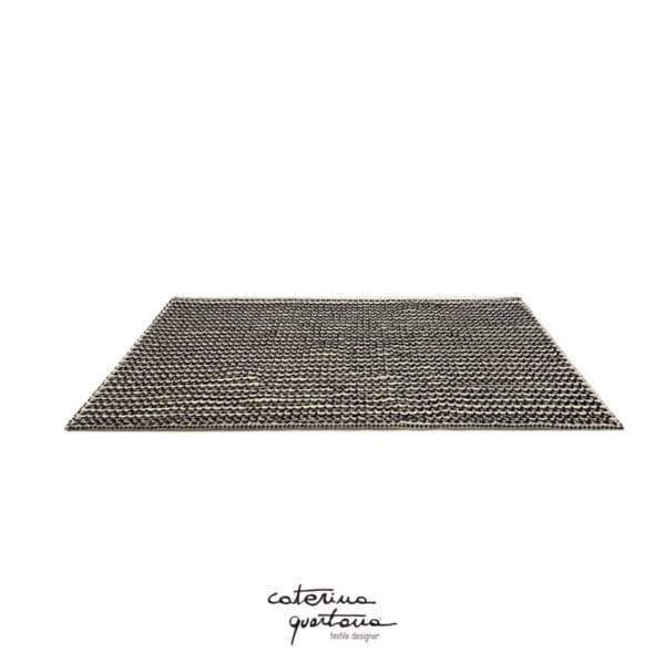 Wool rug with bouclé motif