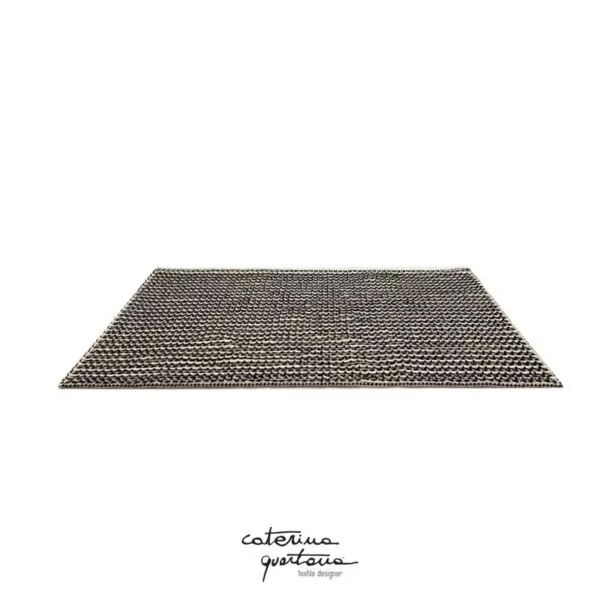 Wool rug with bouclé motif