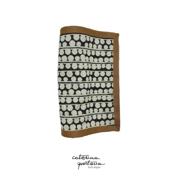Striscia Decorativa in Lino disegno Bouclé colore nero con bordo in canetè color cammello