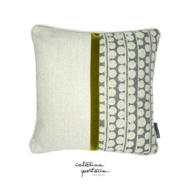 Cuscino in Lino disegno Bouclé colore grigio ed écru, nastro in velluto color verde lime