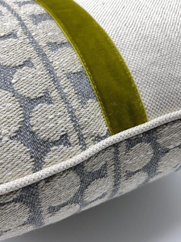 Cuscino in Lino disegno Bouclé colore grigio ed écru, nastro in velluto color verde lime - Image 2