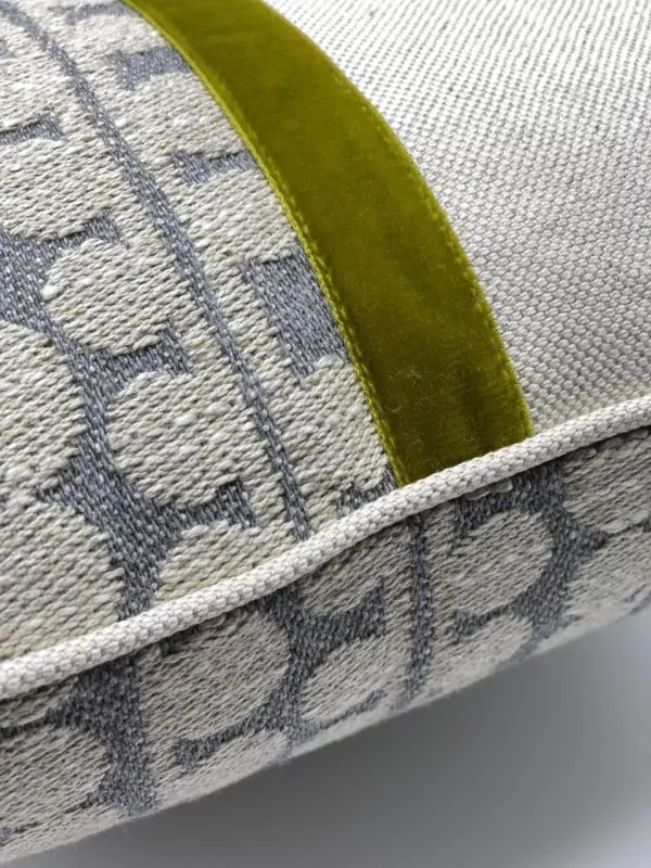 Cuscino in Lino disegno Bouclé colore grigio ed écru, nastro in velluto color verde lime - immagine 2