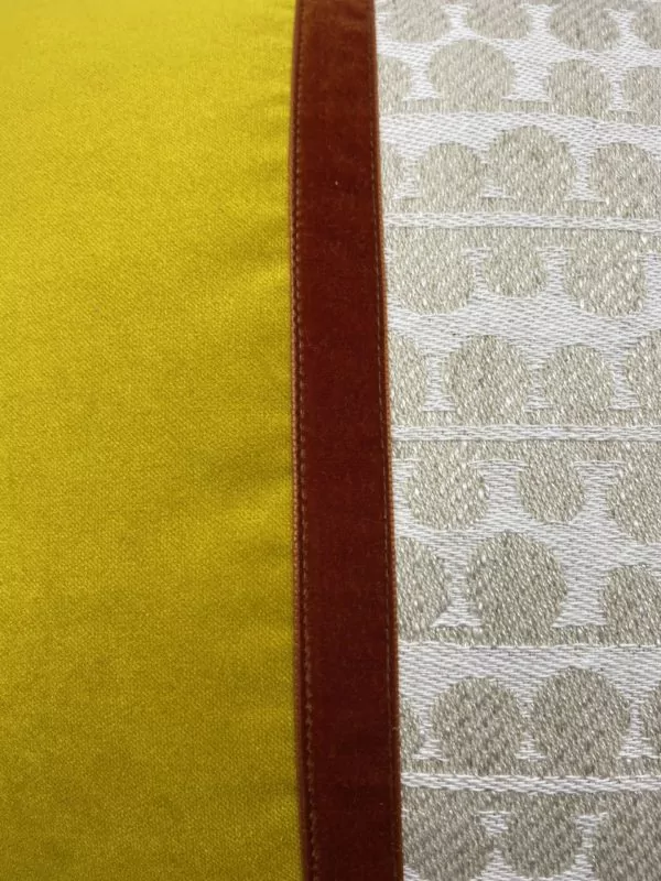 Cuscino in Lino disegno Bouclé color écru, velluto color giallo senape, nastro in velluto color ruggine - immagine 2
