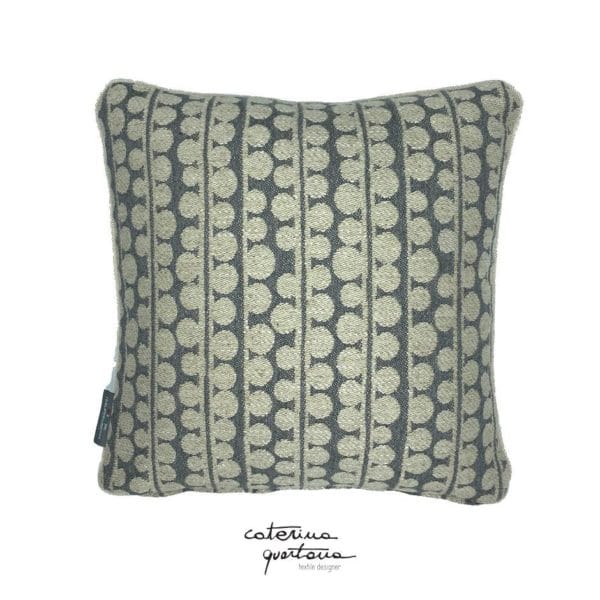Cuscino in Lino disegno Bouclé colore grigio ed écru, nastro in velluto color verde lime - Image 3