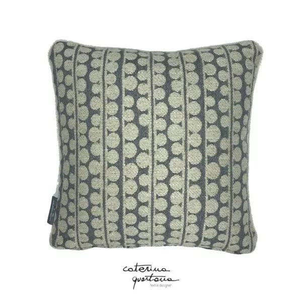 Cuscino in Lino disegno Bouclé colore grigio ed écru, nastro in velluto color verde lime - immagine 3