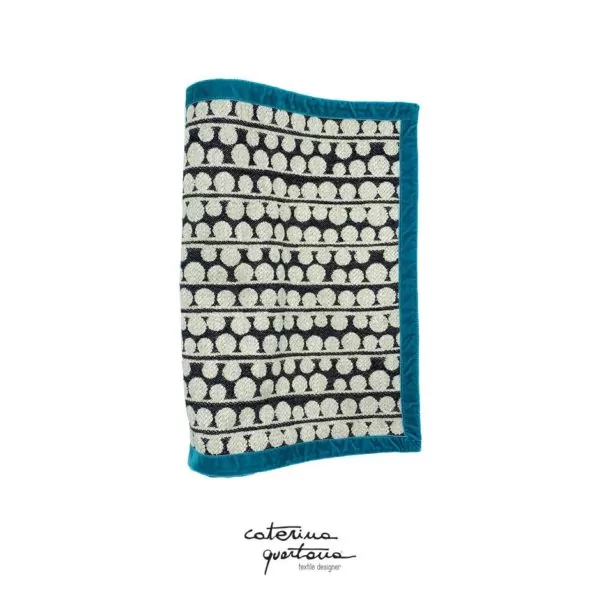Striscia Decorativa in Lino disegno Bouclé colore nero con bordo in velluto colore smeraldo