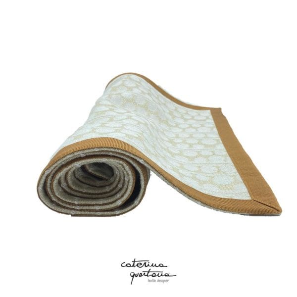 Striscia Decorativa in Lino disegno Bouclé color écru con bordo in canetè cammello - immagine 2