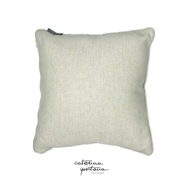 Cuscino in Lino disegno Bouclé color grigio ed écru, nastro in velluto color verde bosco - immagine 3