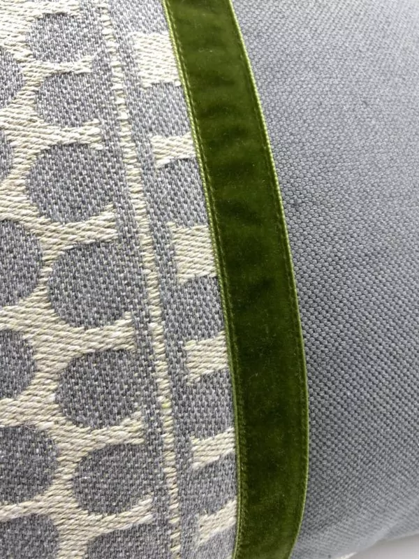 Cuscino in Lino disegno Bouclé color grigio ed écru, nastro in velluto color verde bosco - immagine 2