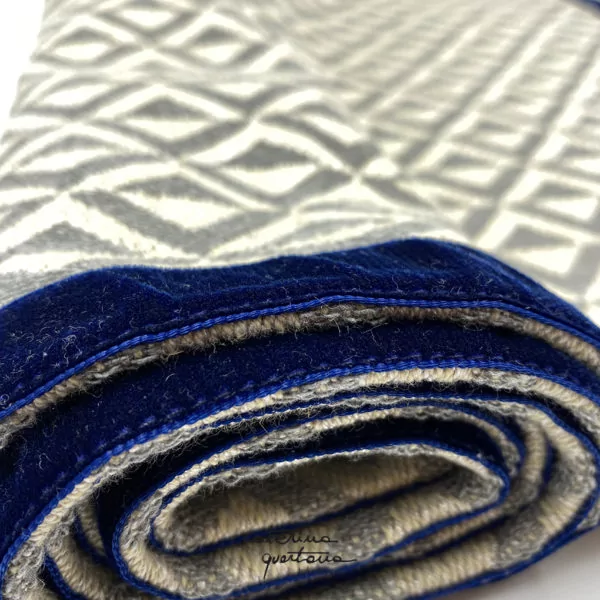 Striscia Decorativa in Lino disegno Losanghe colore grigio con velluto colore blu notte - immagine 2