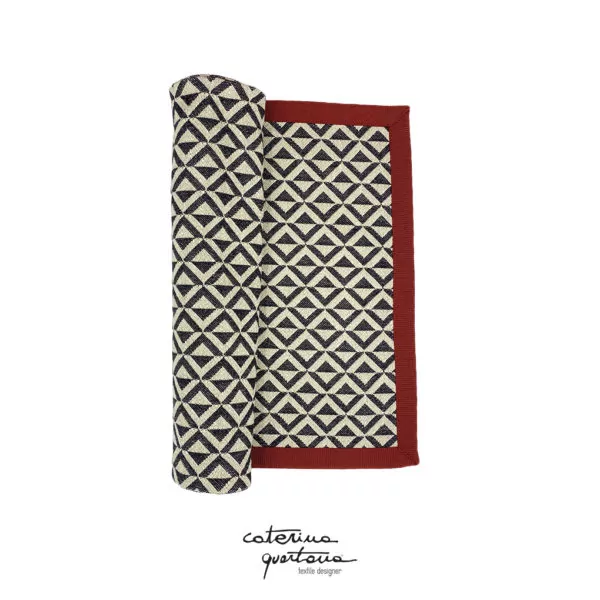 Striscia Decorativa in Lino disegno Losanghe colore nero, bordo in canetè color bordeaux