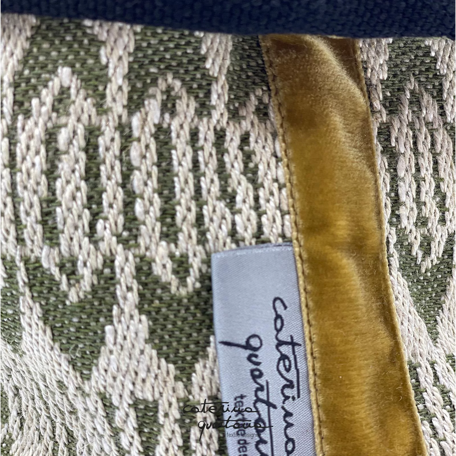 Linen basket Frisée design in forest green and black, gold velvet - Image 3