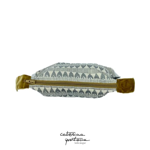 Pochette in lino con disegno Frisée grigio e velluto color oro - immagine 2
