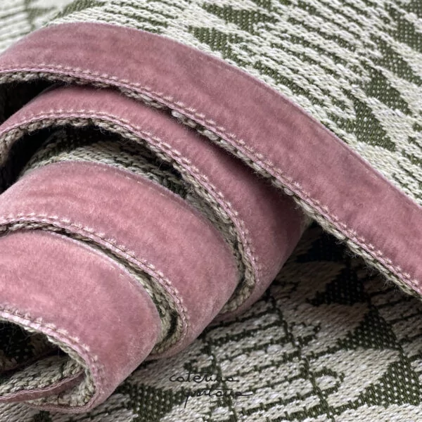 Striscia Decorativa in Lino disegno Frisée color verde bosco con bordo in velluto rosa antico - immagine 2