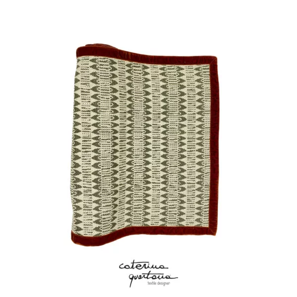 Striscia Decorativa in Lino disegno Frisée color verde bosco con bordo in velluto colore ruggine