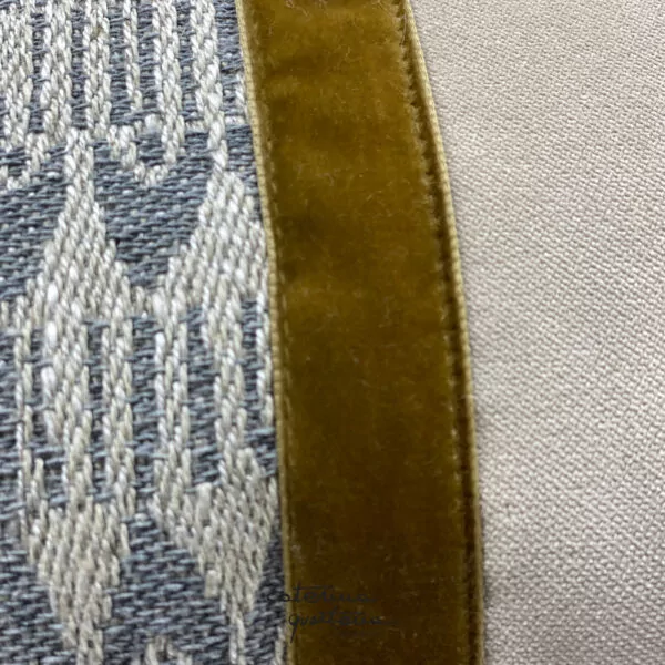 Cuscino in lino disegno Frisée color écru e grigio unito al velluto color naturale e oro - immagine 3