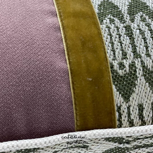 Cuscino in lino disegno Frisée color écru e verde bosco unito al velluto rosa antico e oro - immagine 2
