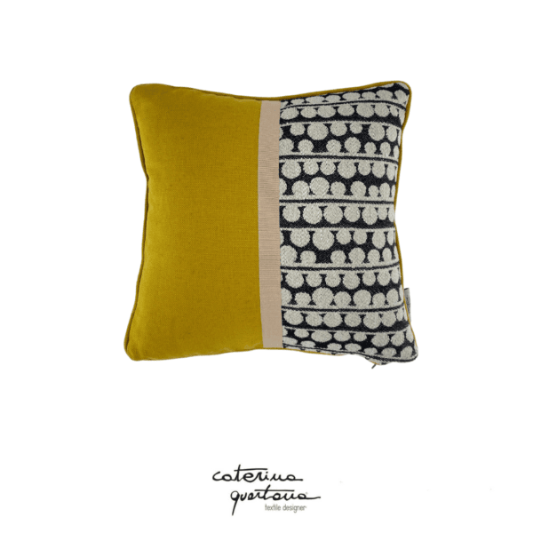 Cuscino in lino disegno Bouclè colore nero e verde oliva con nastro canetè color beige