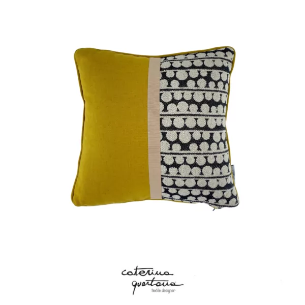 Cuscino in lino disegno Bouclè colore nero e verde oliva con nastro canetè color beige