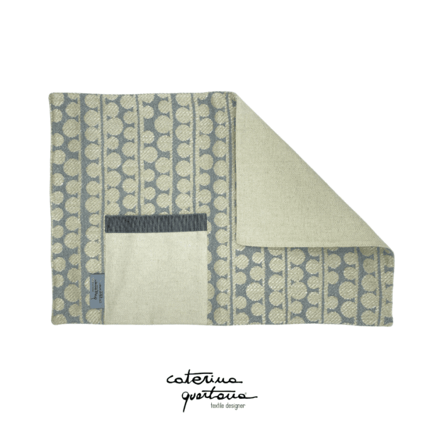 Tovaglietta in Lino disegno Bouclè color grigio ed écru, con tasca color ecrù e canetè color grigio