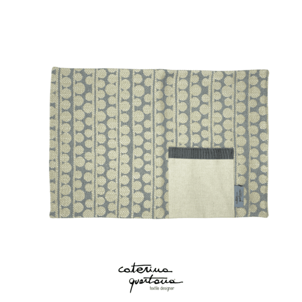 Tovaglietta in Lino disegno Bouclè color grigio ed écru, con tasca color ecrù e canetè color grigio - Image 3