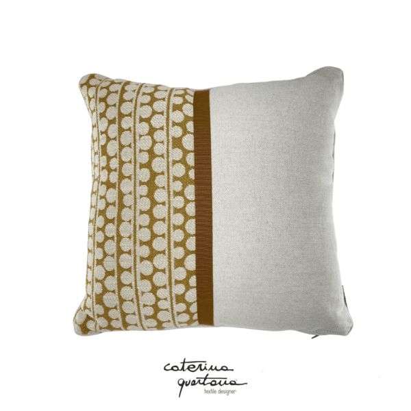 Cuscino in lino disegno Bouclé colore biscotto ed écru con nastro in canetè color cammello