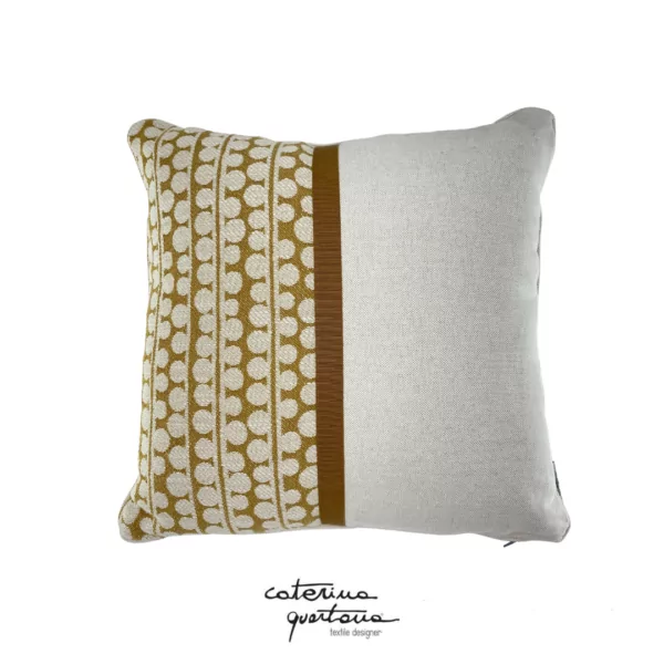 Cuscino in lino disegno Bouclé colore biscotto ed écru con nastro in canetè color cammello