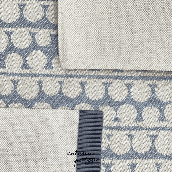 Tovaglietta in Lino disegno Bouclè color grigio ed écru, con tasca color ecrù e canetè color grigio - Image 2