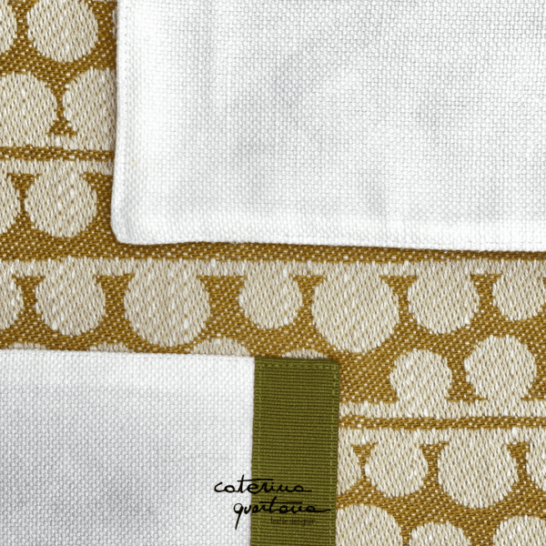 Tovaglietta in Lino disegno Bouclè color biscotto e bianco, con tasca color bianco e canetè color verde oliva - Image 3
