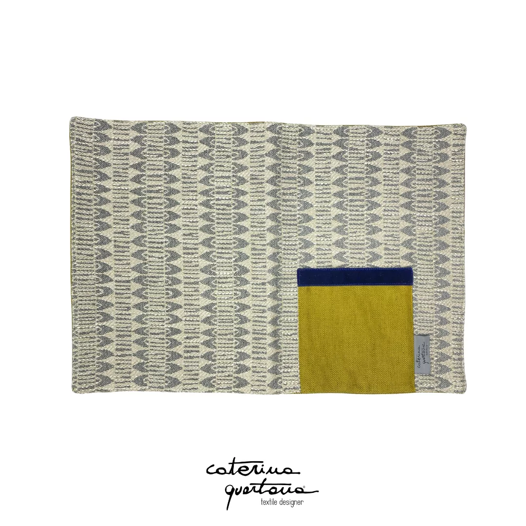 Tovaglietta in Lino disegno Frisée color grigio e verde oliva, con tasca color verde oliva e velluto color blu - immagine 3