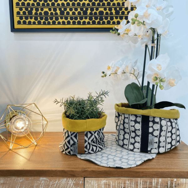 Linen basket with lozenges design, black and mustard yellow, camel-colored canetè ribbon - Image 3