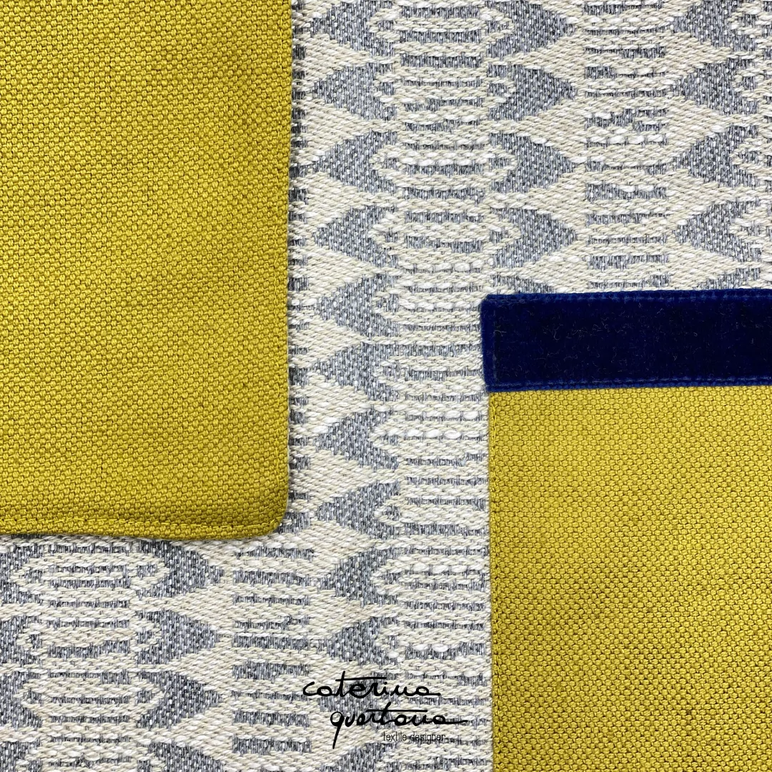 Tovaglietta in Lino disegno Frisée color grigio e verde oliva, con tasca color verde oliva e velluto color blu - immagine 2