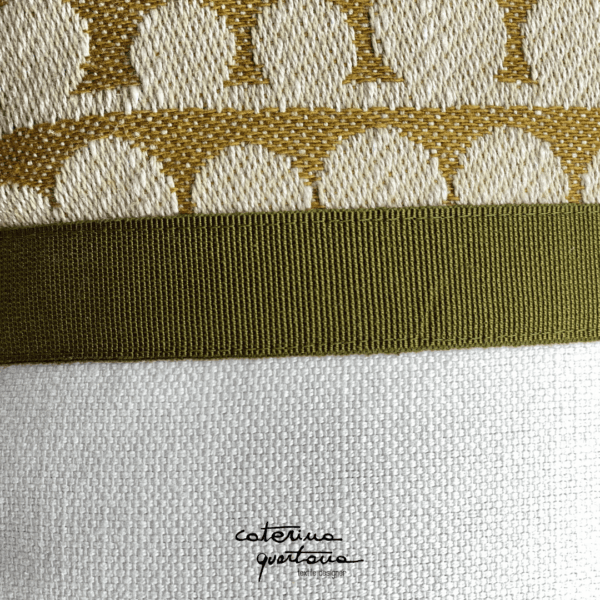 Cuscino in lino disegno Bouclé colore biscotto e bianco con nastro canetè color verde oliva - immagine 3