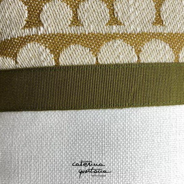 Cuscino in lino disegno Bouclé colore biscotto e bianco con nastro canetè color verde oliva - immagine 3
