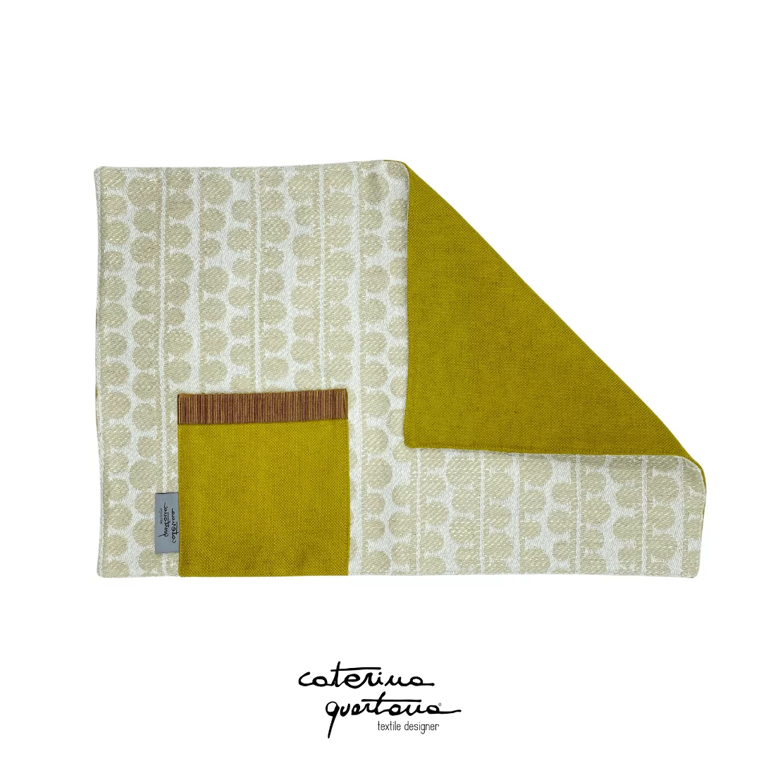 Tovaglietta in Lino disegno Bouclè color écru e verde oliva, con tasca color verde oliva e canetè color cammello