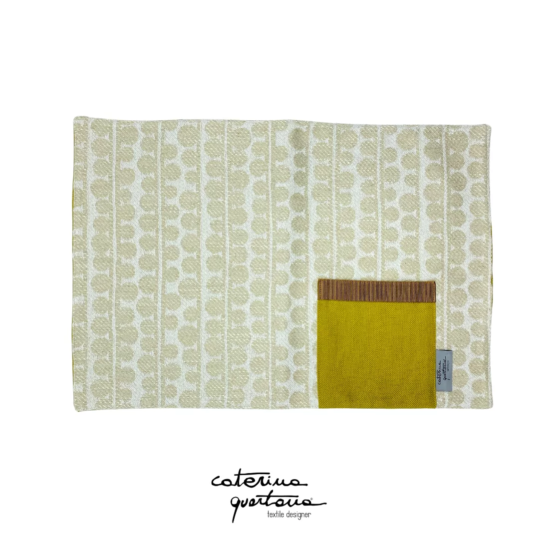 Tovaglietta in Lino disegno Bouclè color écru e verde oliva, con tasca color verde oliva e canetè color cammello - immagine 2