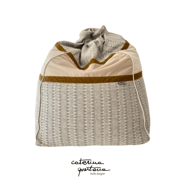 Pouf in lino disegno Frisée color grigio, velluto color beige e nastro in velluto color oro