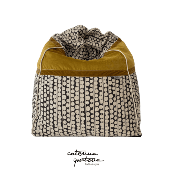 Pouf in lino disegno Bouclè colore nero, velluto color oro e nastro in velluto color oro