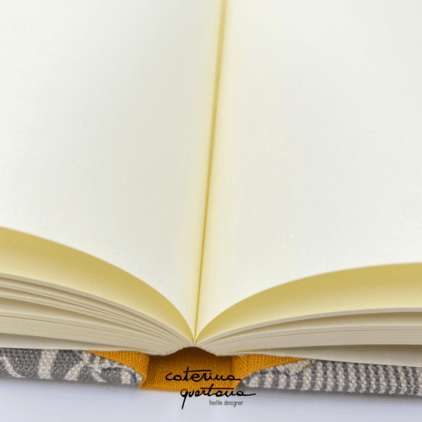 Quaderno da scrittura in lino disegno Frisée color grigio e giallo zafferano - Image 2
