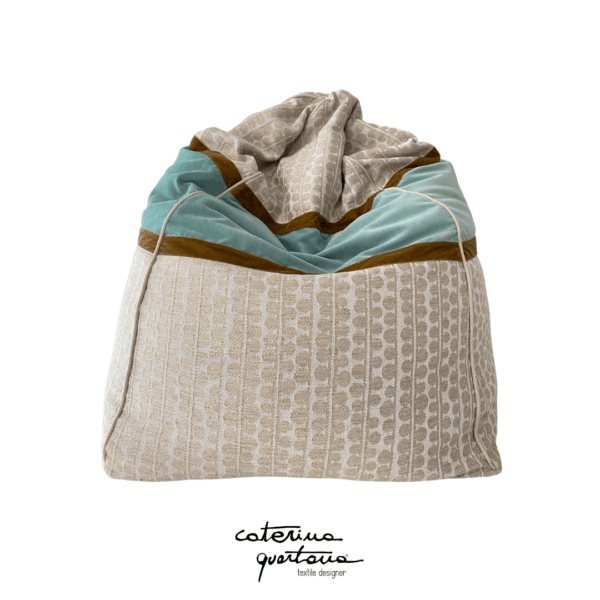 Pouf in lino disegno Bouclè colore grigio, velluto colore verde acqua e nastro in velluto color oro