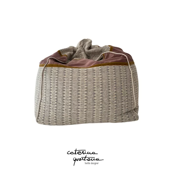 Pouf in lino disegno Frisée color grigio, velluto color rosa e nastro in velluto color oro