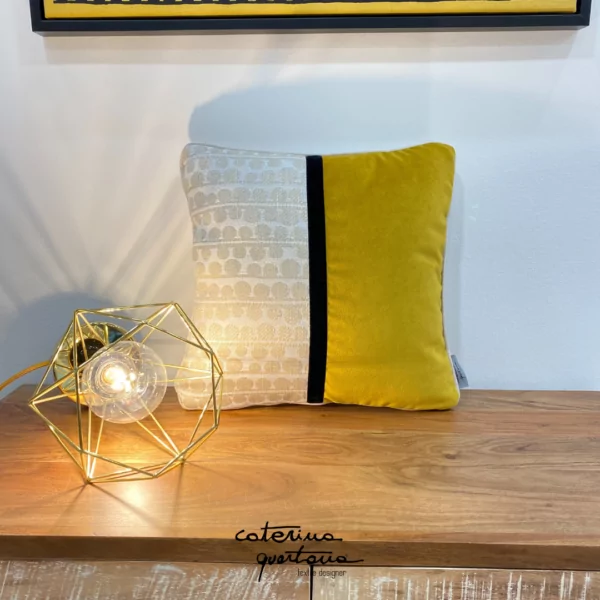Cuscino in lino disegno Bouclè color écru e velluto colore giallo zafferano, con nastro in velluto colore nero - immagine 3