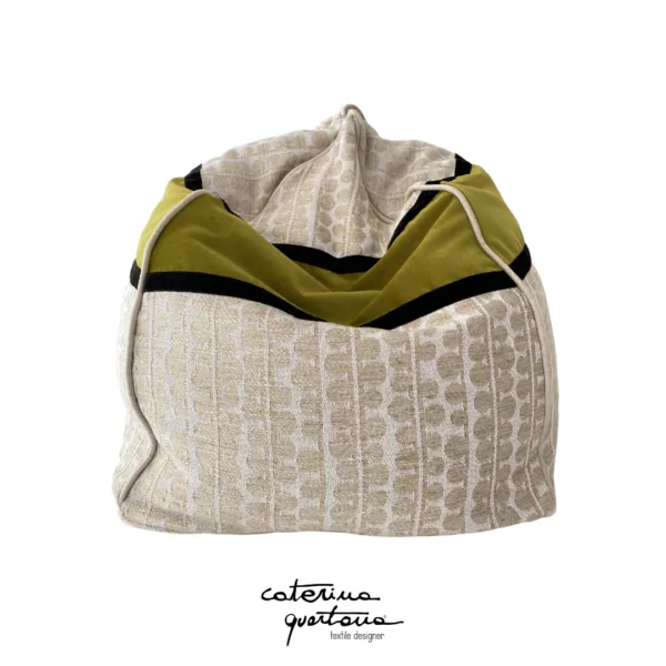 Pouf in lino disegno Bouclè color ecrù, velluto color verde kiwi e nastro in velluto colore nero