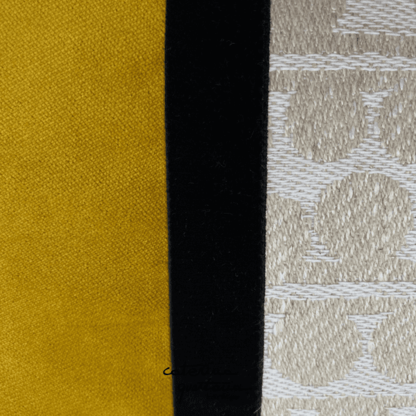 Cuscino in lino disegno Bouclè color écru e velluto colore giallo zafferano, con nastro in velluto colore nero - Image 4